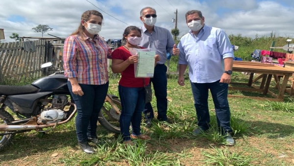 Mara Rocha e governador em exercício, Major Rocha, participam de entrega de títulos definitivos a produtores rurais no município de Porto Acre